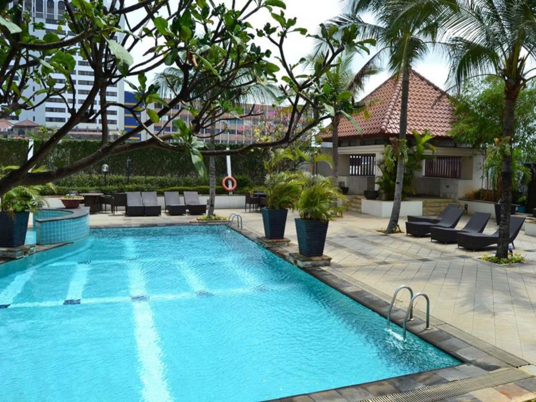 Mercure Jakarta Kota Exterior foto