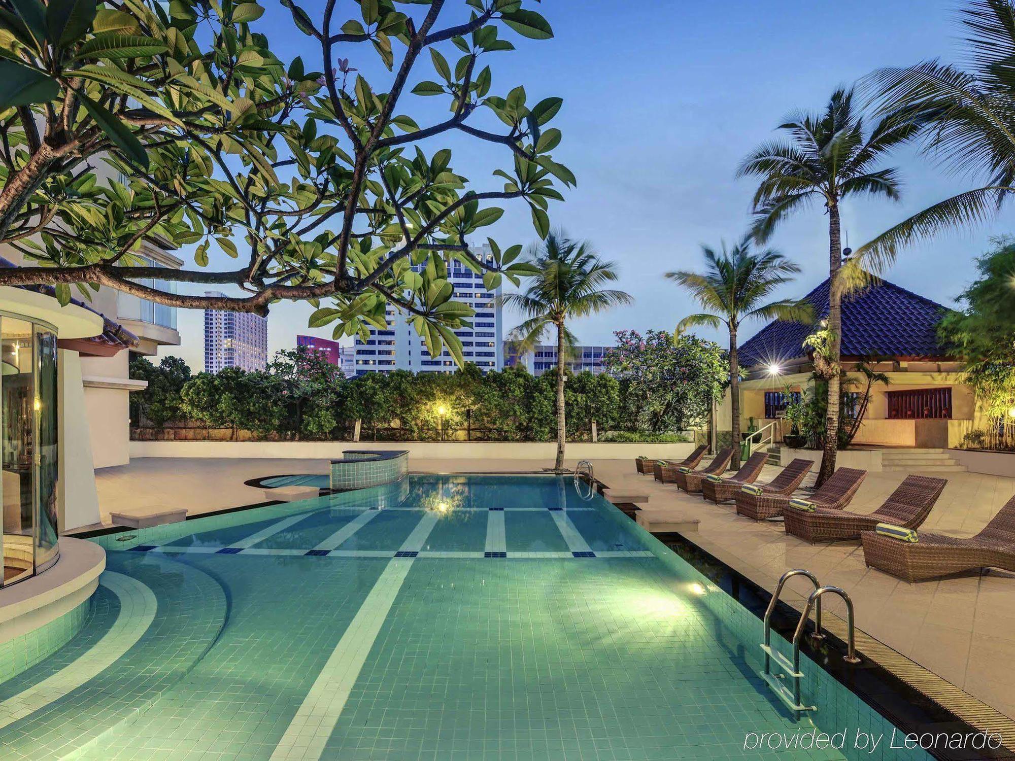 Mercure Jakarta Kota Exterior foto