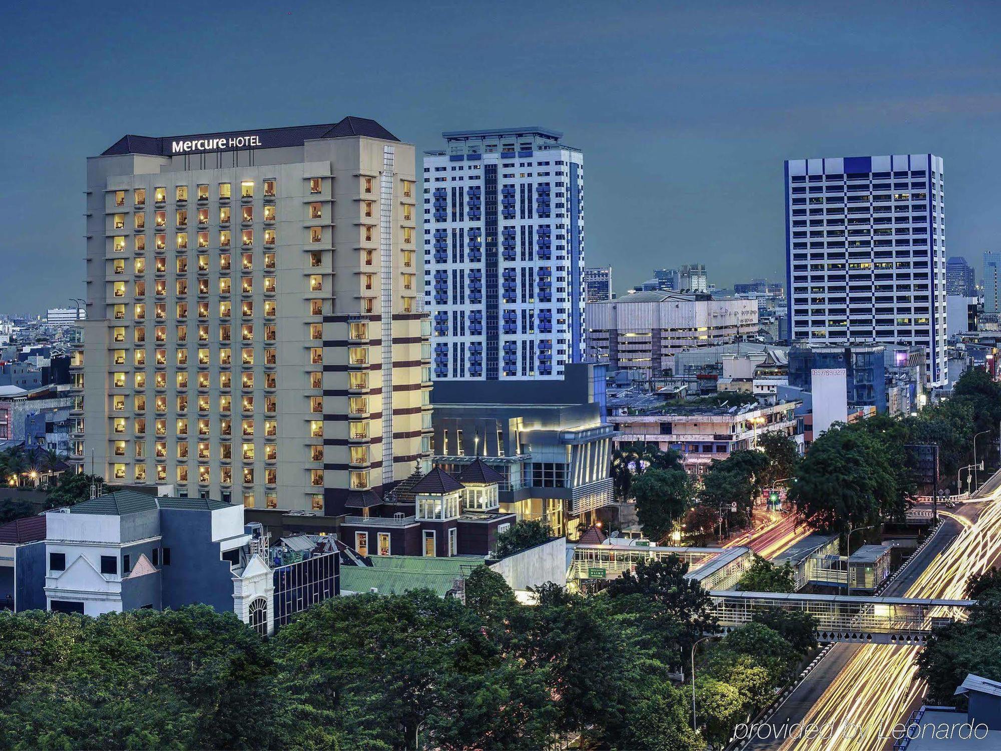 Mercure Jakarta Kota Exterior foto