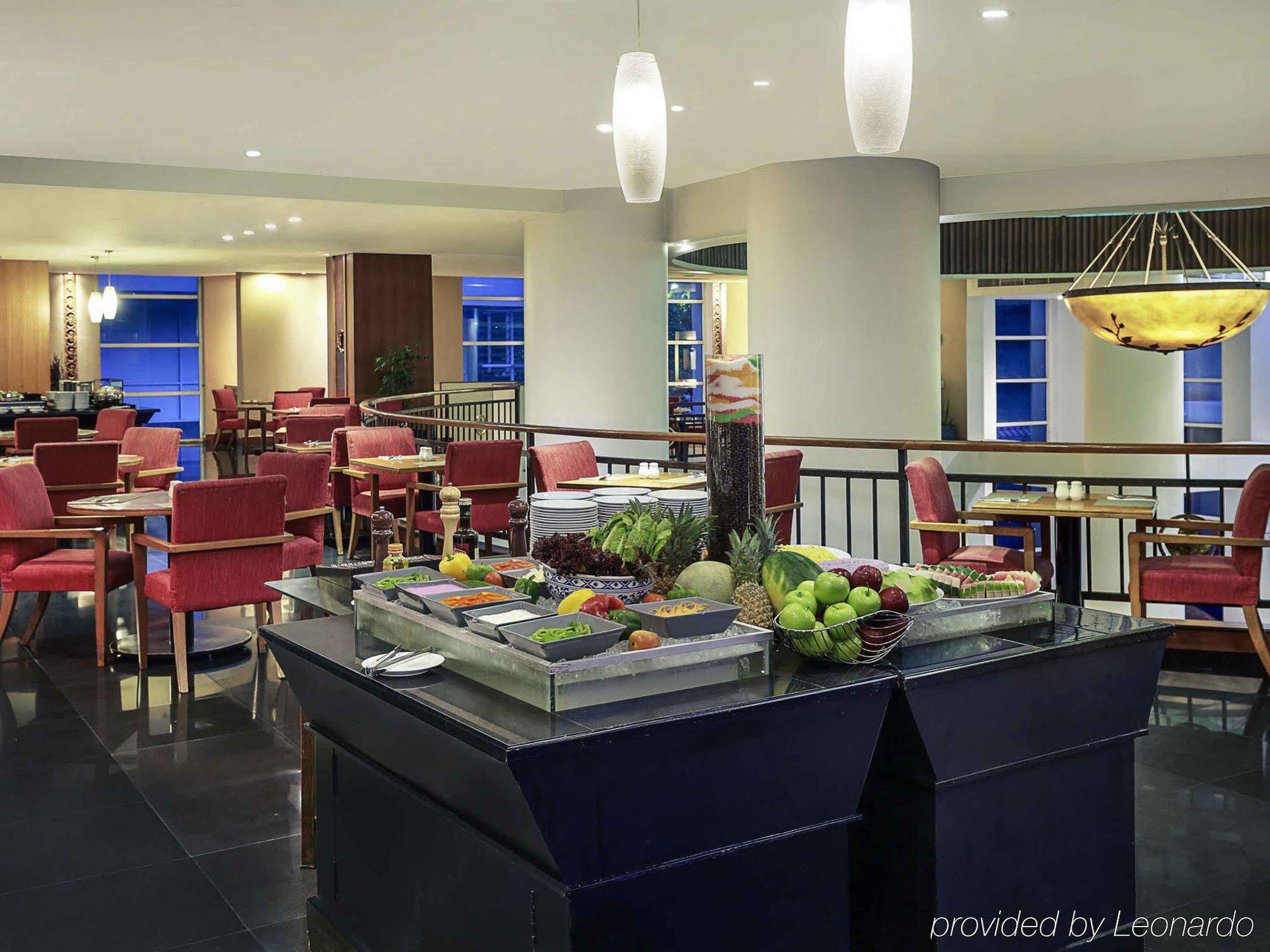 Mercure Jakarta Kota Exterior foto