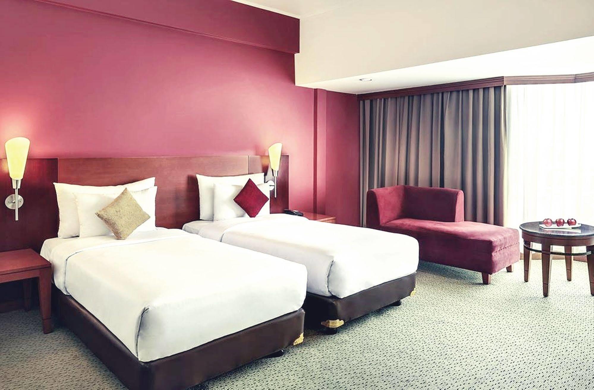 Mercure Jakarta Kota Exterior foto