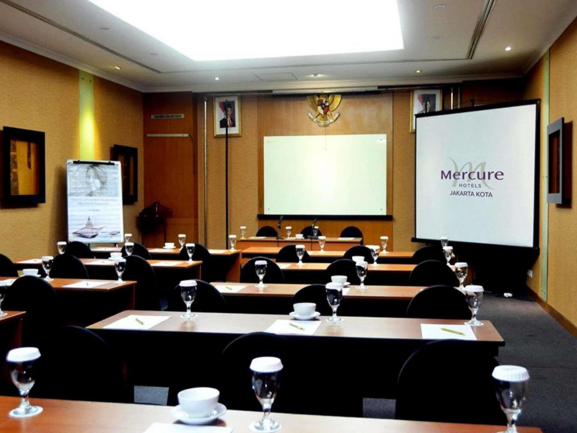 Mercure Jakarta Kota Exterior foto