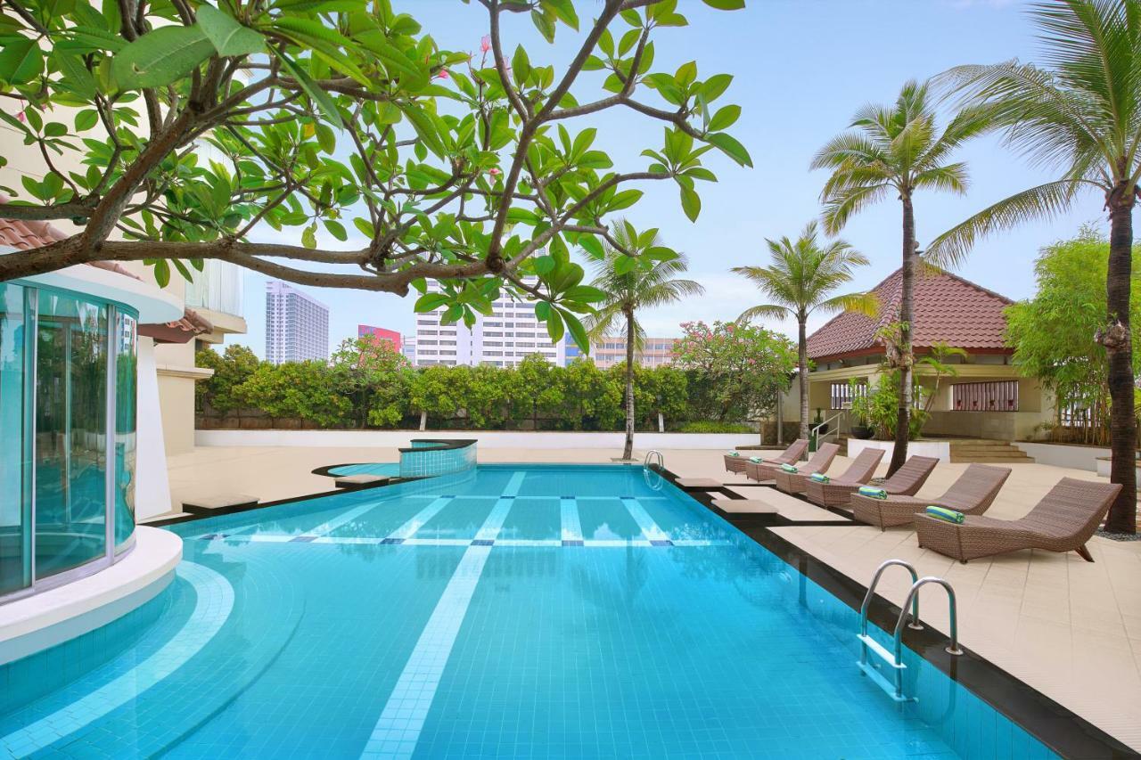 Mercure Jakarta Kota Exterior foto